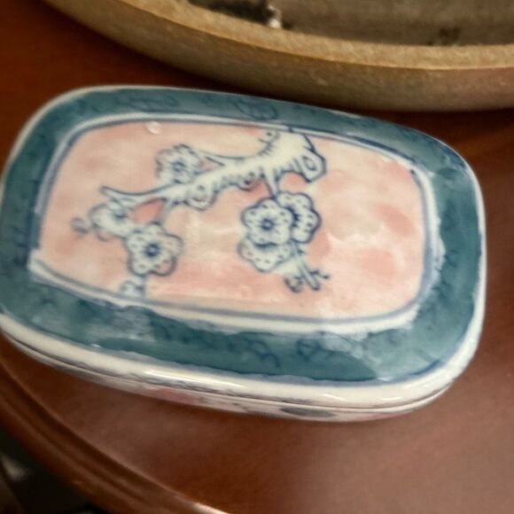 Small porcelain box with Asian floral design 4"wide1.5height - Picture 5 of 8